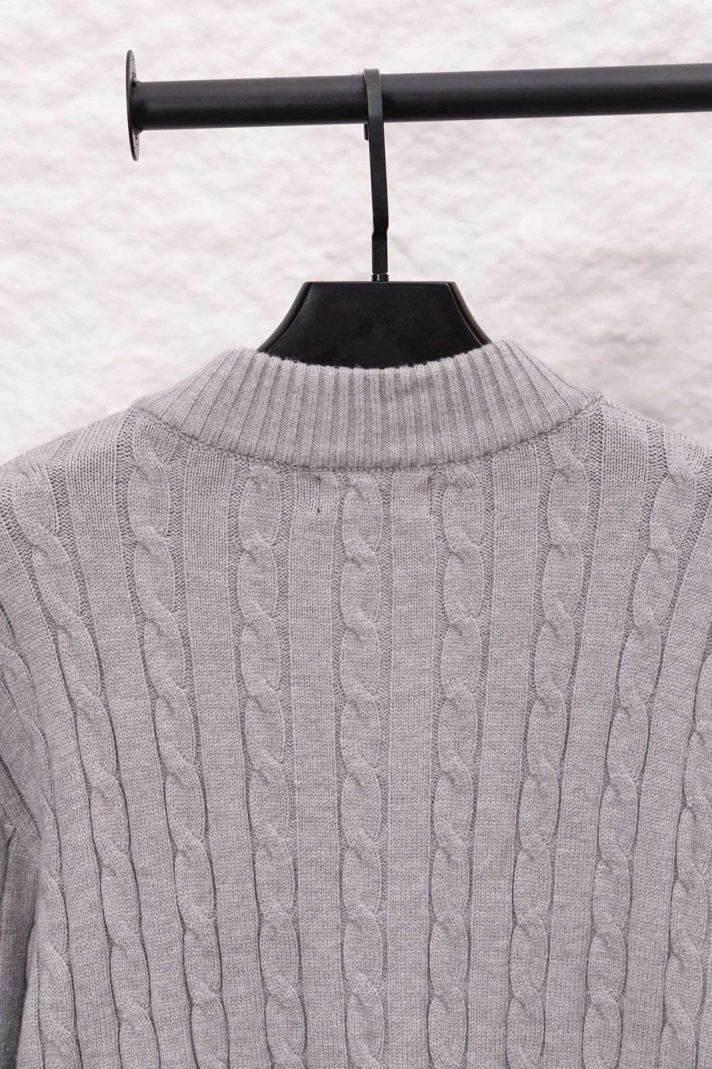 P230 Style No./F187 Rah Lauren classic pony embroidered stand-up collar knitted sweater. Made of 400 cotton gauze fabric with clear lines. The original customized lines are smooth and delicate. Better hand feel. Not easy to deform. Not easy to shrink. Not easy to fade. Maintain long-lasting beauty. Color Gray Black Size S-XL